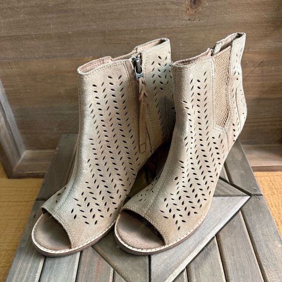 Toms Brown Beige Suede Peep-Toe Ankle Booties Perforated high heeled size 6.5 - Picture 1 of 5